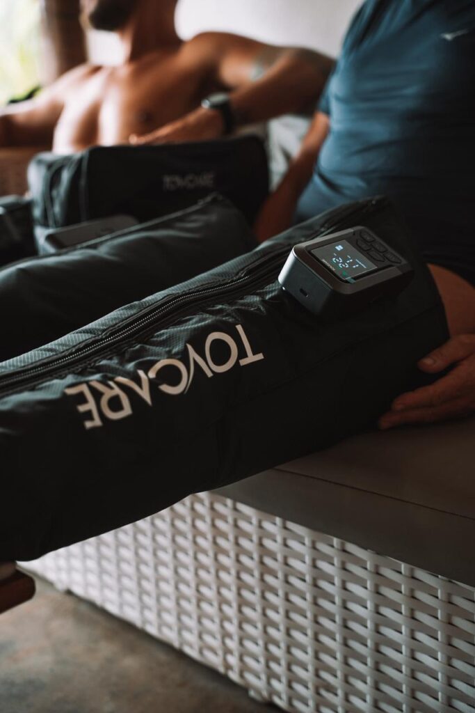 Equipamento de compressão da Tovcare sendo utilizado na recuperação pós-treino, ilustrando a análise sobre se Tovcare vale a pena na rotina de quem treina com frequência.
