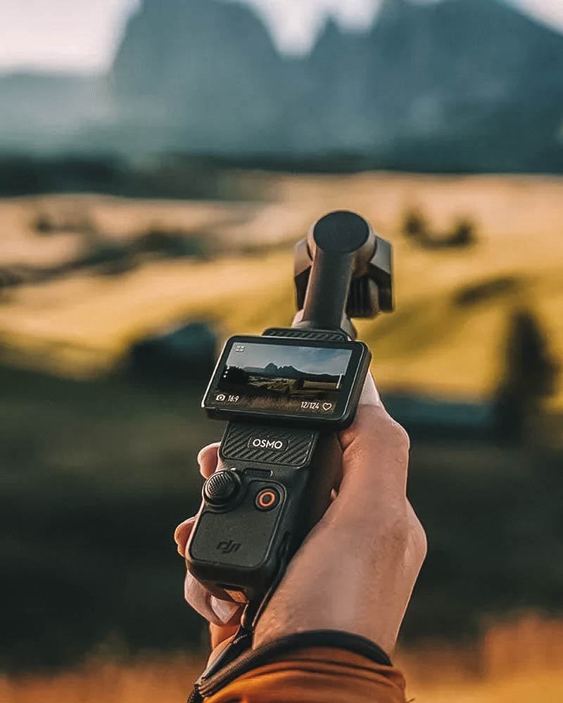 Criadora de conteúdo gravando vlog com a DJI Osmo Pocket 3